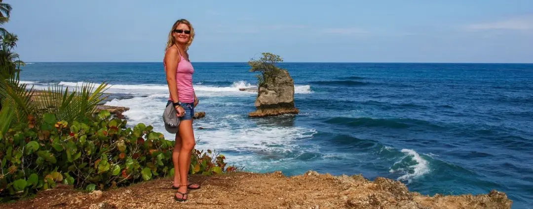 Nikkie Windsor on a cliff overlooking the ocean in Costa Rica